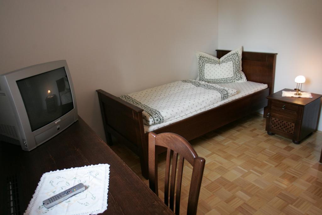 Farm Stay Frank Ozmec Wine And Glamping Estate 류토메르 객실 사진